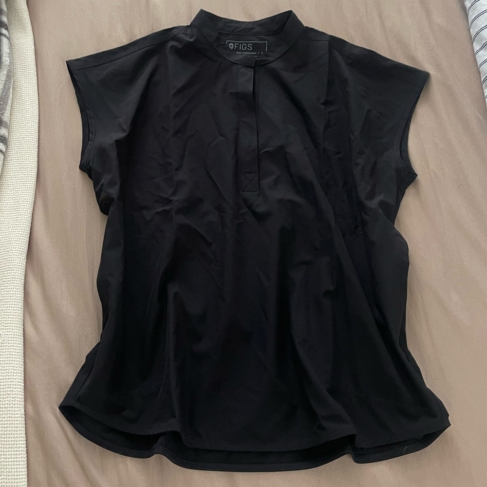 COPY - FIGS black FREEX Zamora lined petite joggers and Raefa FREEx scrubs